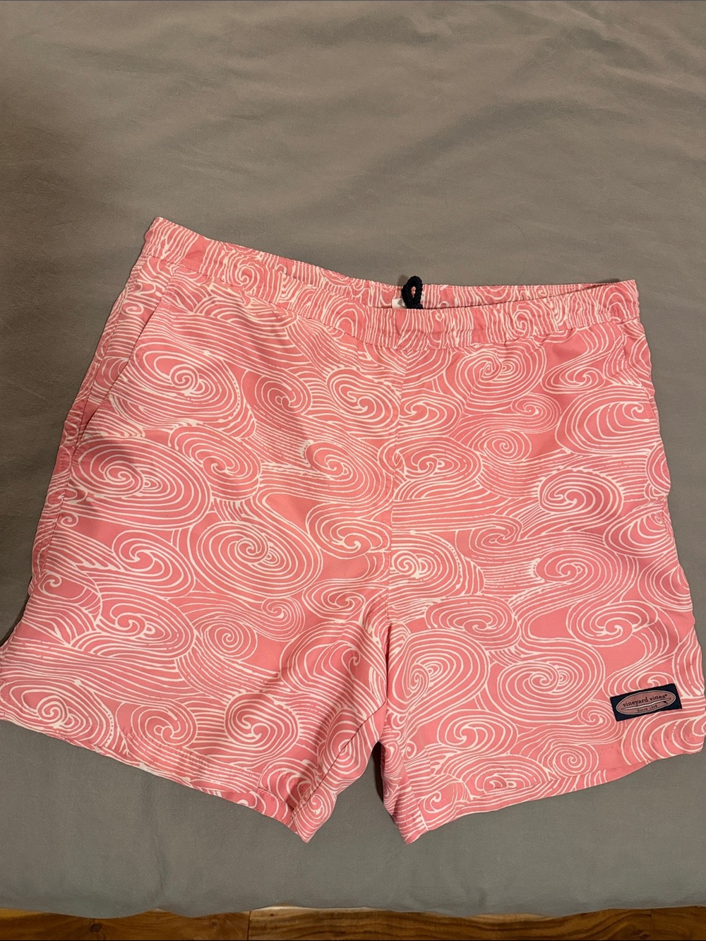 Vineyard Vines Pink & White Wave-Print Swim Trunks Men’s Medium